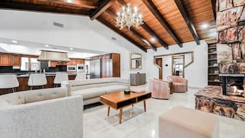 Smart-TV, Kamin, Tischfußball, Bücher