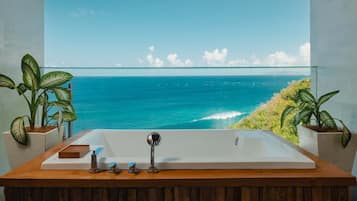 Four-bedroom Cliff Front Private Pool Villa | Banheiro | Banheira e chuveiro separados, chuveiro com efeito de chuva