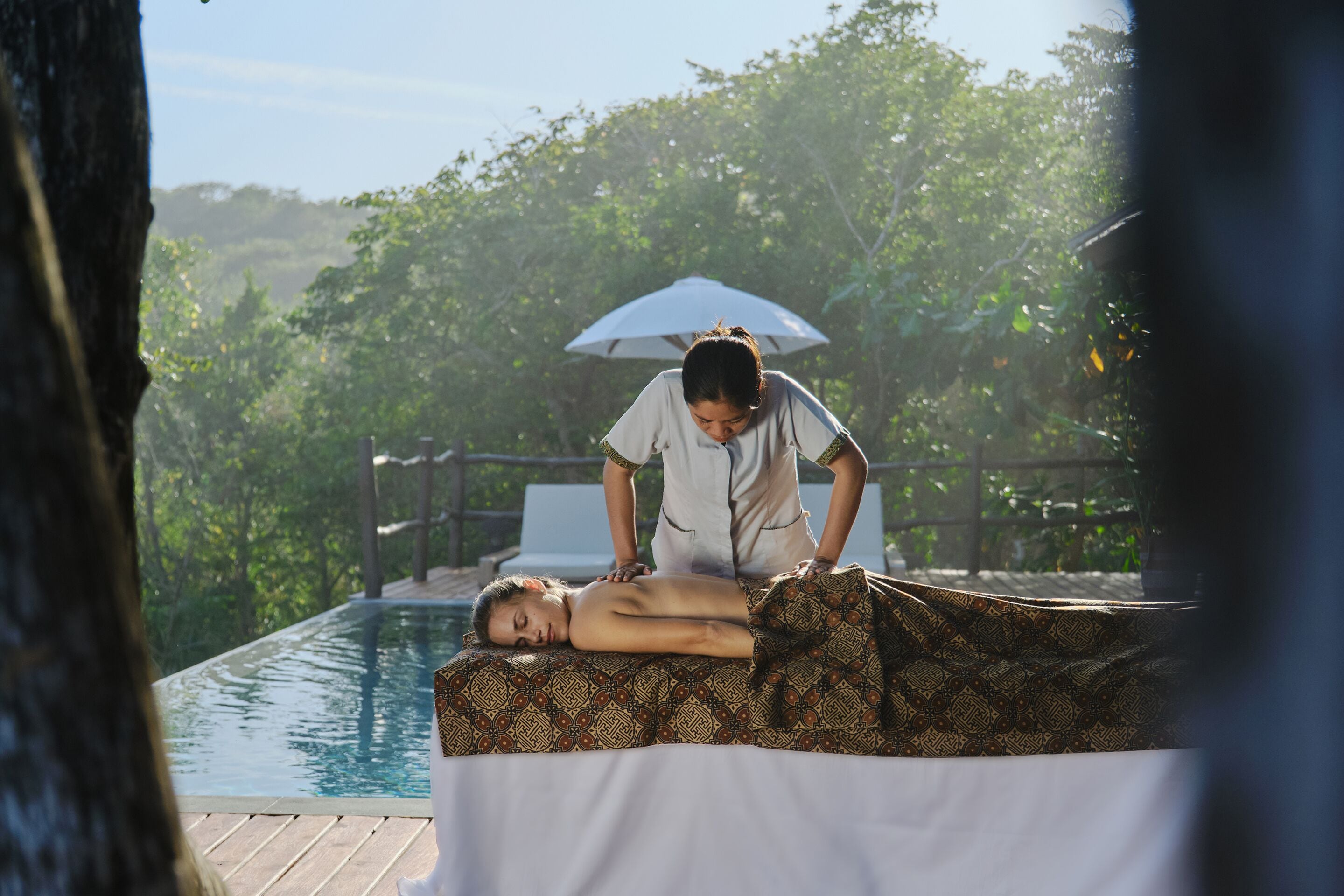 Soins corporels, soins d'aromathérapie, massages des tissus profonds