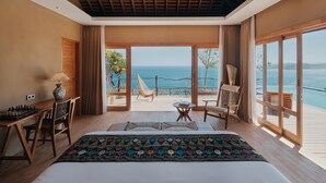 Three-bedroom Cliff Front Private Pool Villa | Sengetøy av topp kvalitet, dundyner, memory foam-senger og minibar