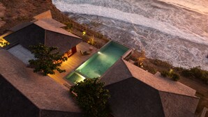 Three-bedroom Cliff Front Private Pool Villa | Utsikt mot strand/hav