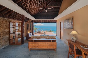 One-bedroom Cliff Front Private Pool Villa | Zona de estar | Un altavoz inteligente, una impresora