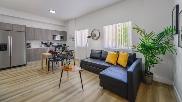 Un apartamento moderno con cocina, comedor y sala de estar.