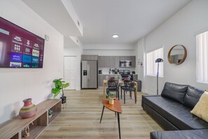 Departamento urbano | Área de sala de estar | Smart TV de 50 pulgadas con canales por cable 