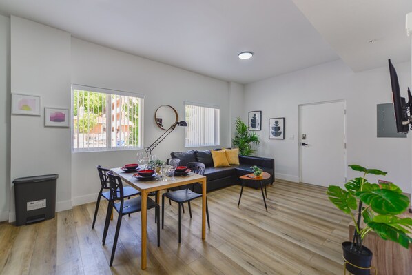 City Apartment | In-room dining