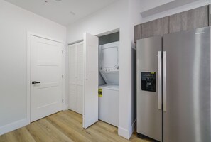 City Apartment | Private kitchen | Fridge, microwave, oven, coffee/tea maker