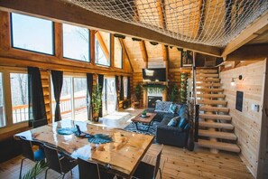 Televisión, chimenea y oficina