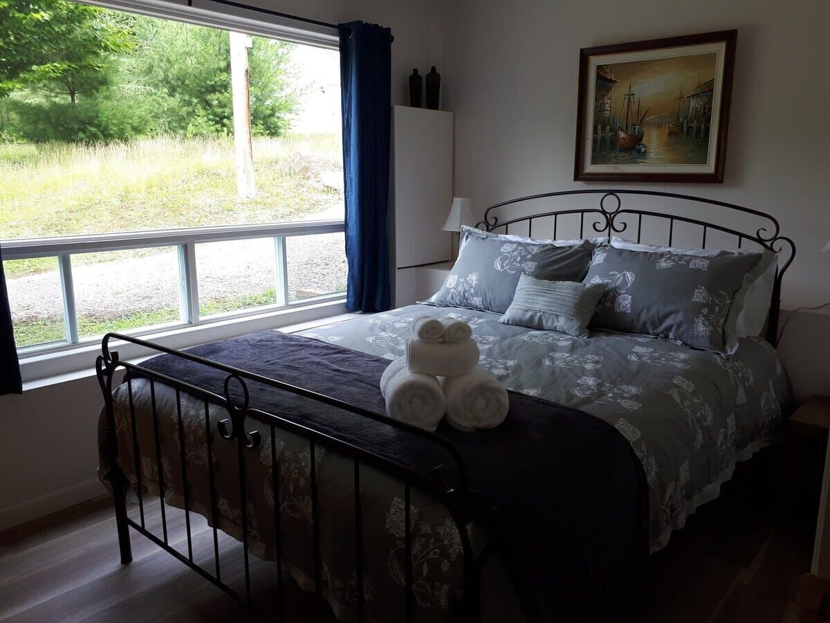 5 bedrooms, iron/ironing board, WiFi, bed sheets