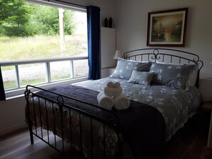 5 bedrooms, iron/ironing board, WiFi, bed sheets