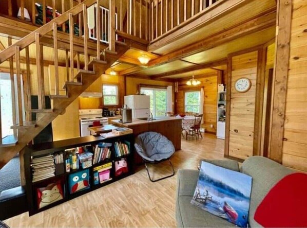 Fernseher, Kamin, Bücher, Arbeitsbereiche