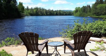 Waterfront Chalet with Spa | Le Pic-Bois