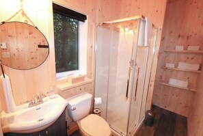 Een douche, een haardroger, handdoeken