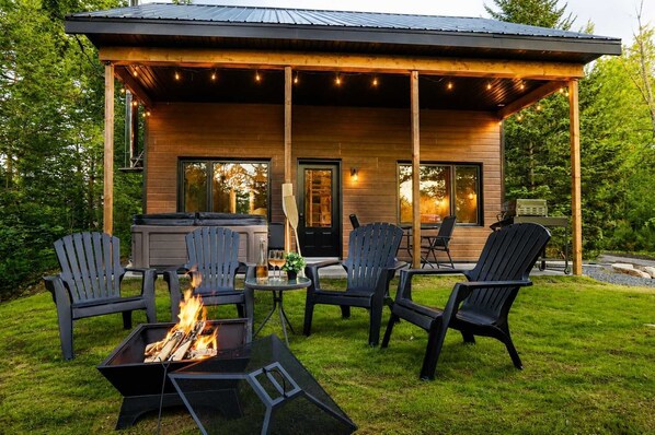Terrace/patio - Waterfront Cabin with Spa | Le Colvert (Shannon)