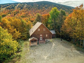 Exterior - Round Wooden Chalet | L'Antaya (Notre-Dame-Auxiliatrice-de-Buckland)