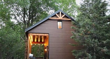 Le Geai Bleu - Waterfront Chalet with Spa