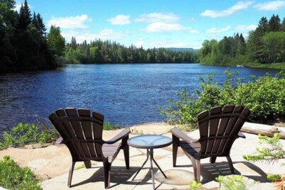 Waterfront Chalet with Spa | Le Geai Bleu