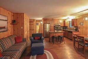 TV, fireplace - SPA Condo | Escapade parfaite (Saint-Philémon)