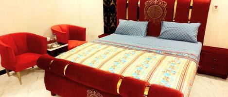 1 habitación, tabla de planchar con plancha y ropa de cama