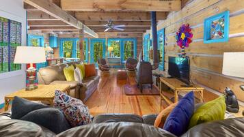 智能电视、壁炉、书、办公室