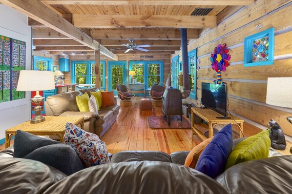 Smart TV, chimenea, libros y oficina 