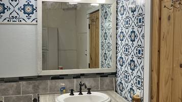 Bruser, hårtørrer, håndklæder, Sæbe