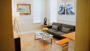TV - Spacious & Relaxing Mango Suite at Award-Winning Shangri-La Bed & Breakfast (West Bay)