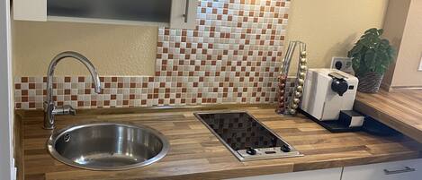 Stovetop, coffee/tea maker, cookware/dishes/utensils