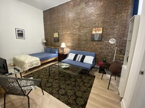 Smart TV, books - Elegant Studio near NYC – Bright & Modern (Jersey City)