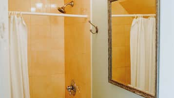 吹风机、毛巾、肥皂、洗发水