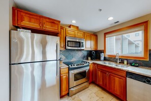 冷蔵庫、電子レンジ、オーブン、コンロ