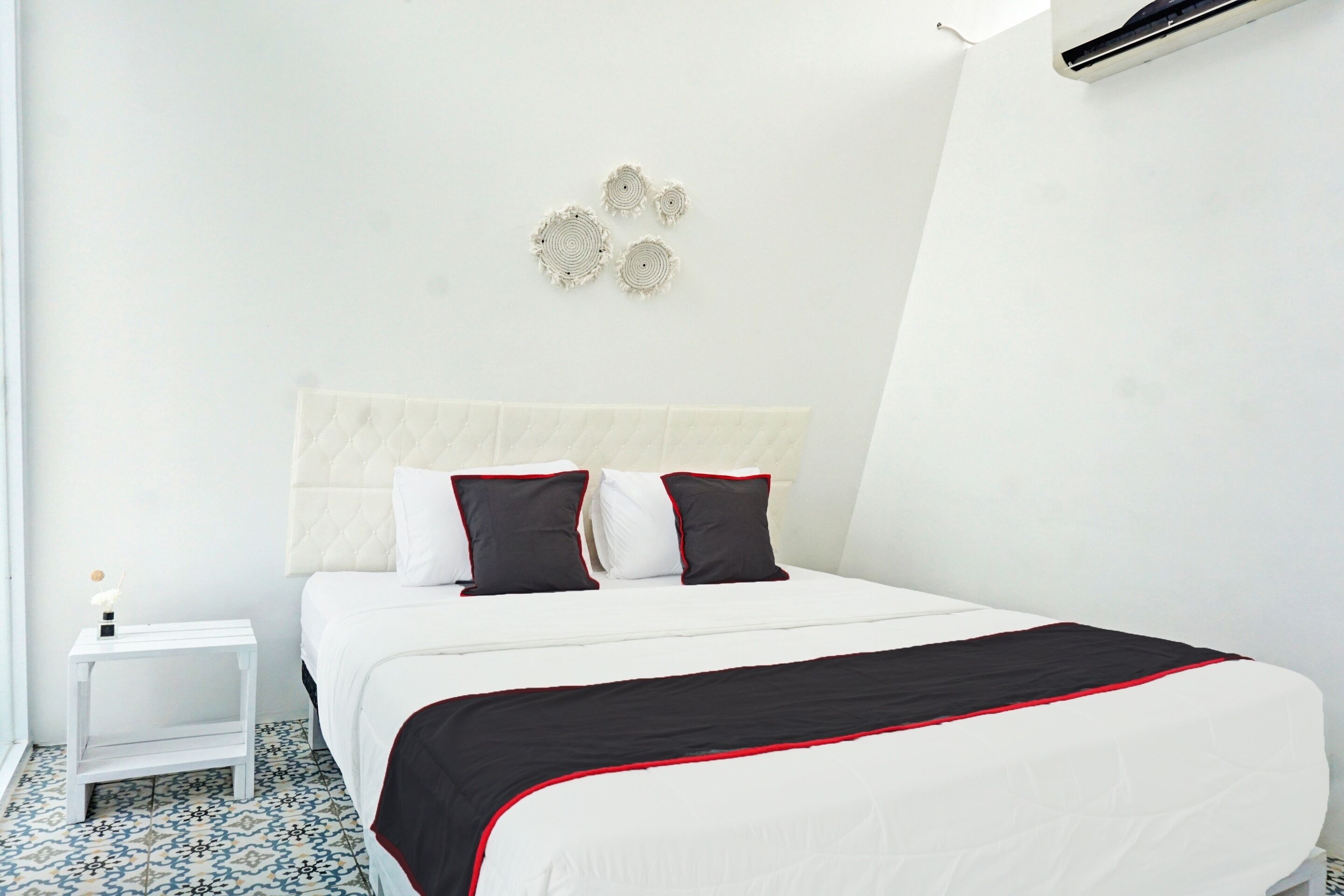 Ruang kerja ramah laptop, Wi-Fi gratis, dan seprai linen