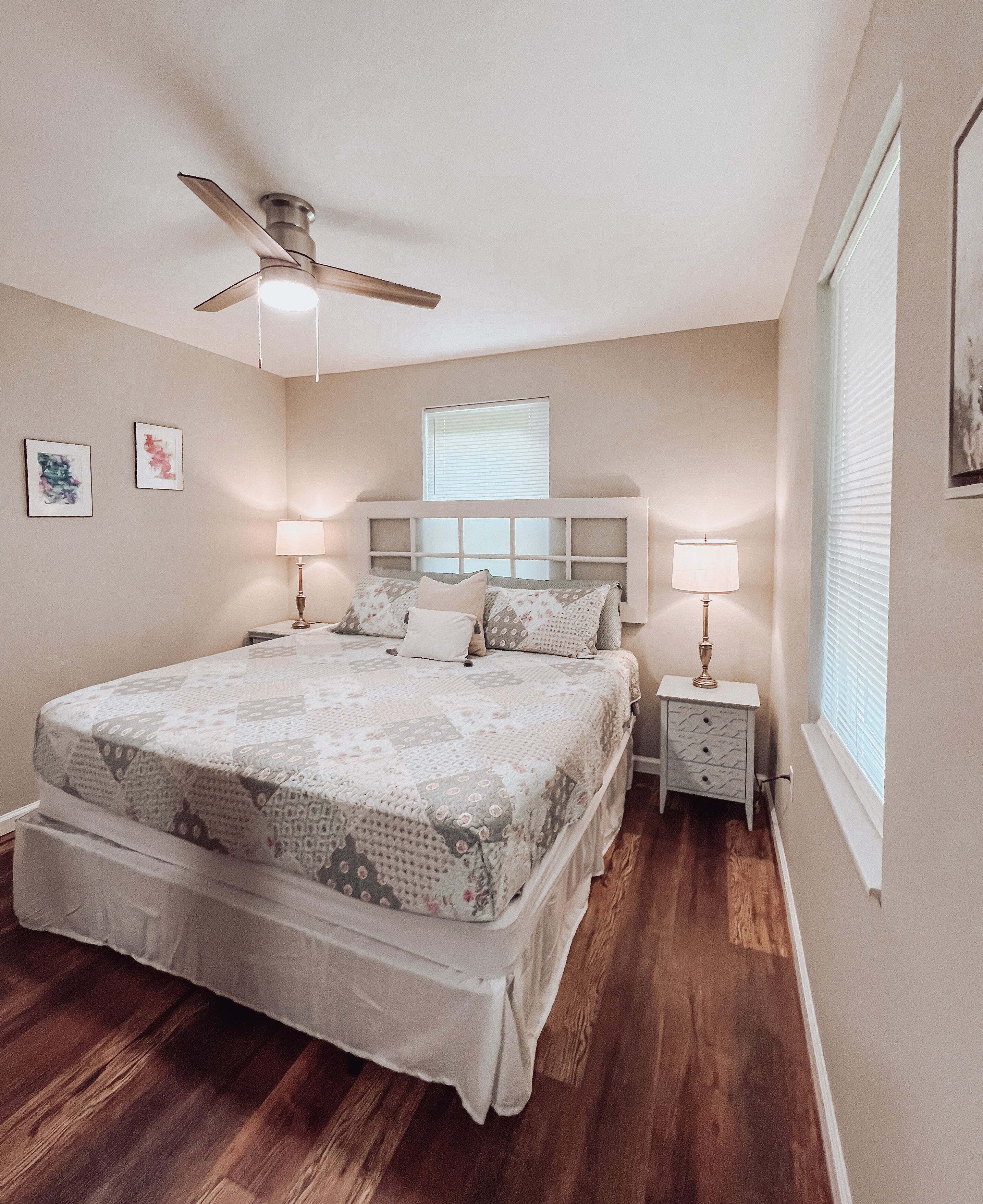 3 soveværelser, pengeskab på værelset, skrivebord, strygejern/strygebræt