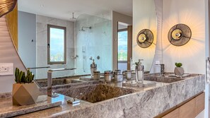 Séchoir à cheveux, serviettes fournies, savon, shampooing