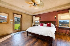 4 bedrooms, desk, iron/ironing board, free WiFi - Villa Valentina: Situated on 3.5 picturesque wine country acres surrounded by vineyards (Santa Rosa)