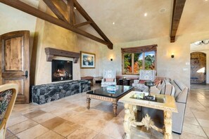 TV connectée, cheminée, lecteur de DVD, chaîne hi-fi