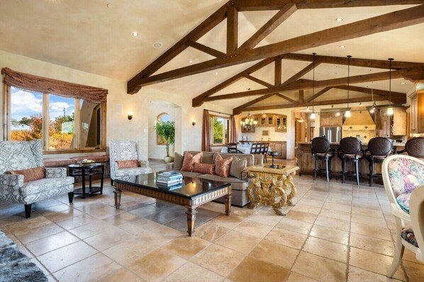 TV connectée, cheminée, lecteur de DVD, chaîne hi-fi