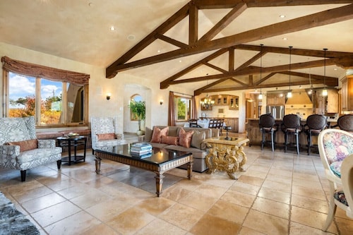 Villa Valentina: Situated on 3.5 picturesque wine country acres surrounded by vineyards