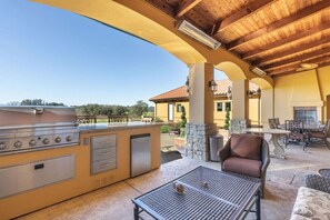 Outdoor dining - Villa Valentina: Situated on 3.5 picturesque wine country acres surrounded by vineyards (Santa Rosa)
