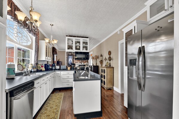 Microwave, oven, stovetop, dishwasher - Historic Victorian Home Downtown (Copperhill)