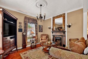 Smart TV - Historic Victorian Home Downtown (Copperhill)