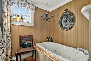 Baignoire à jets, sèche-cheveux, serviettes fournies, savon