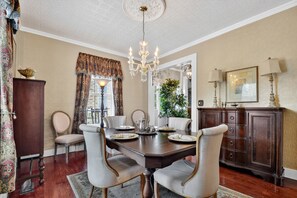 Dining - Historic Victorian Home Downtown (Copperhill)