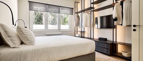 1 soveværelse, pengeskab på værelset, skrivebord, strygejern/strygebræt