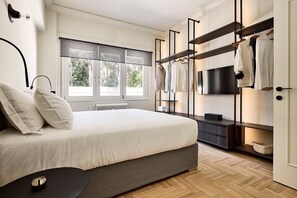 1 室のベッドルーム、セーフティボックス (室内)、デスク、アイロン / アイロン台