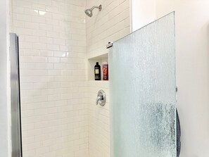 Ducha, secador de pelo, toallas y jabón