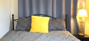 2 bedrooms, desk, iron/ironing board, travel cot - Downtown Oak Park/Fast WIFI/Free Parking/ Victorian Home/Sleeps 6 (Oak Park)