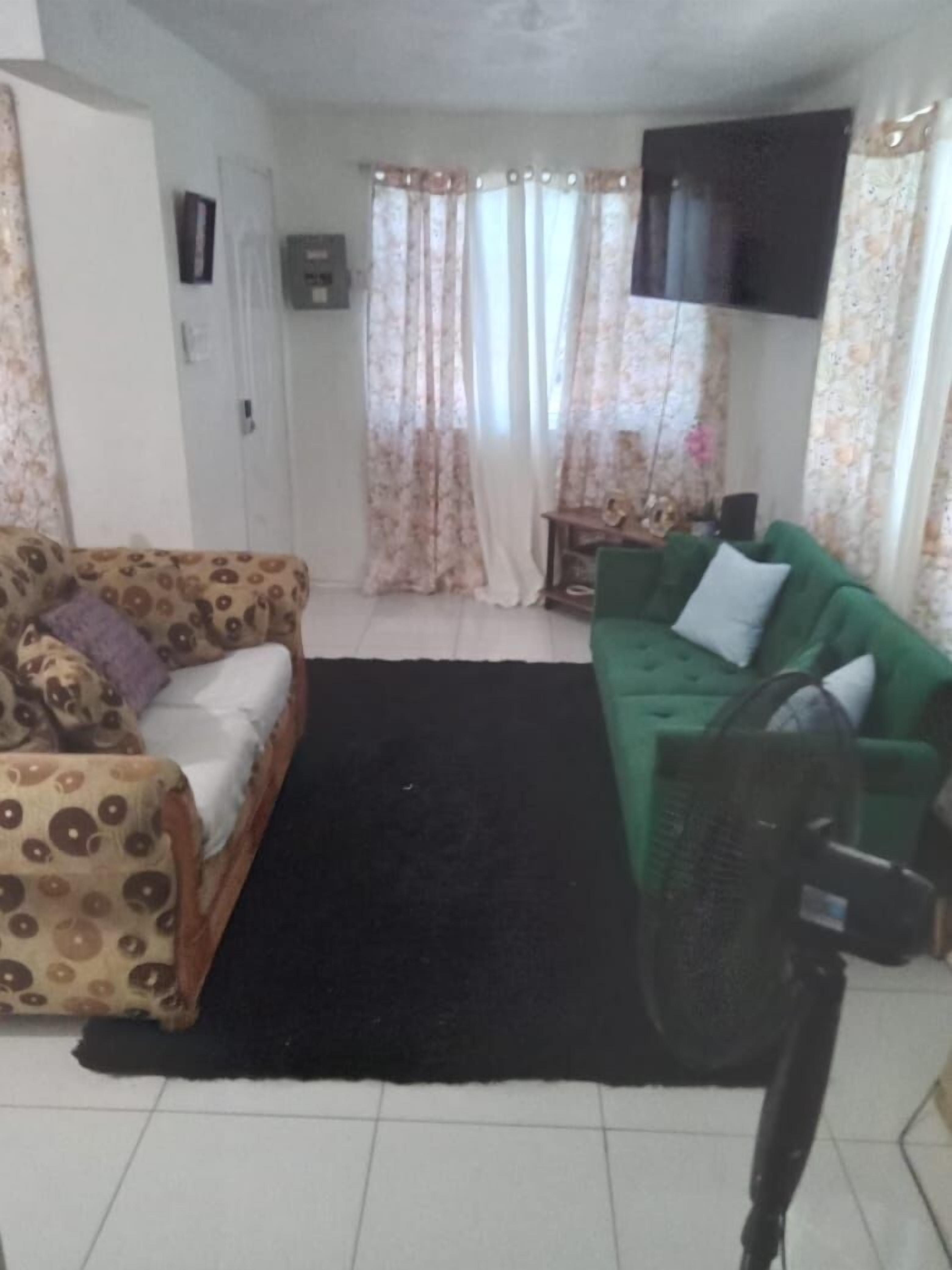 Televisor intel·ligent i llibres 