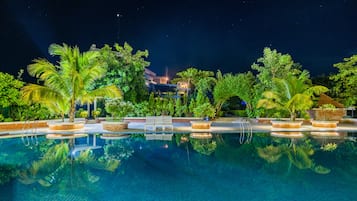 2 outdoor pools