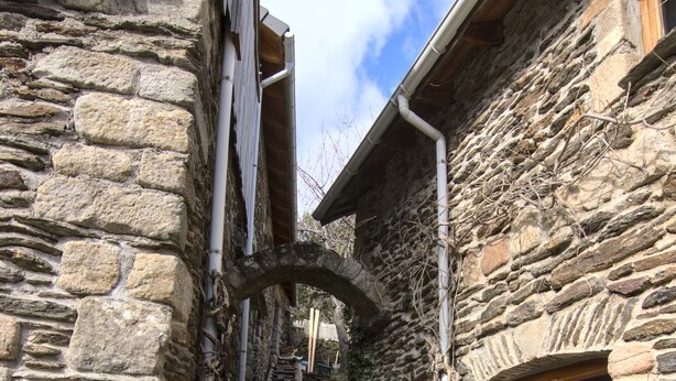 A stone staircase leading to a wooden door, surrounded by stone walls and vegetation. - La Bergerie: Gîte Familial et Chaleureux Dans le Parc National des Cévennes (MALONS-ET-ELZE)