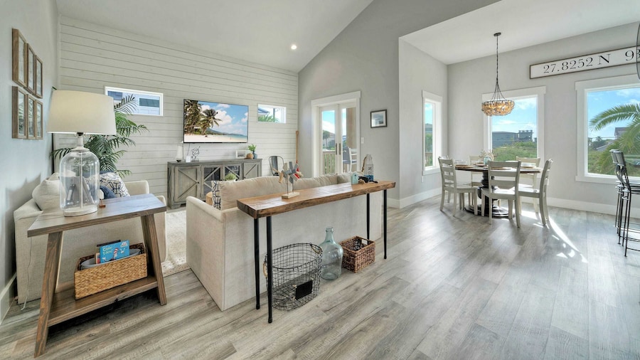 Wild Horse by Avantstay Walk to Beach + Pool